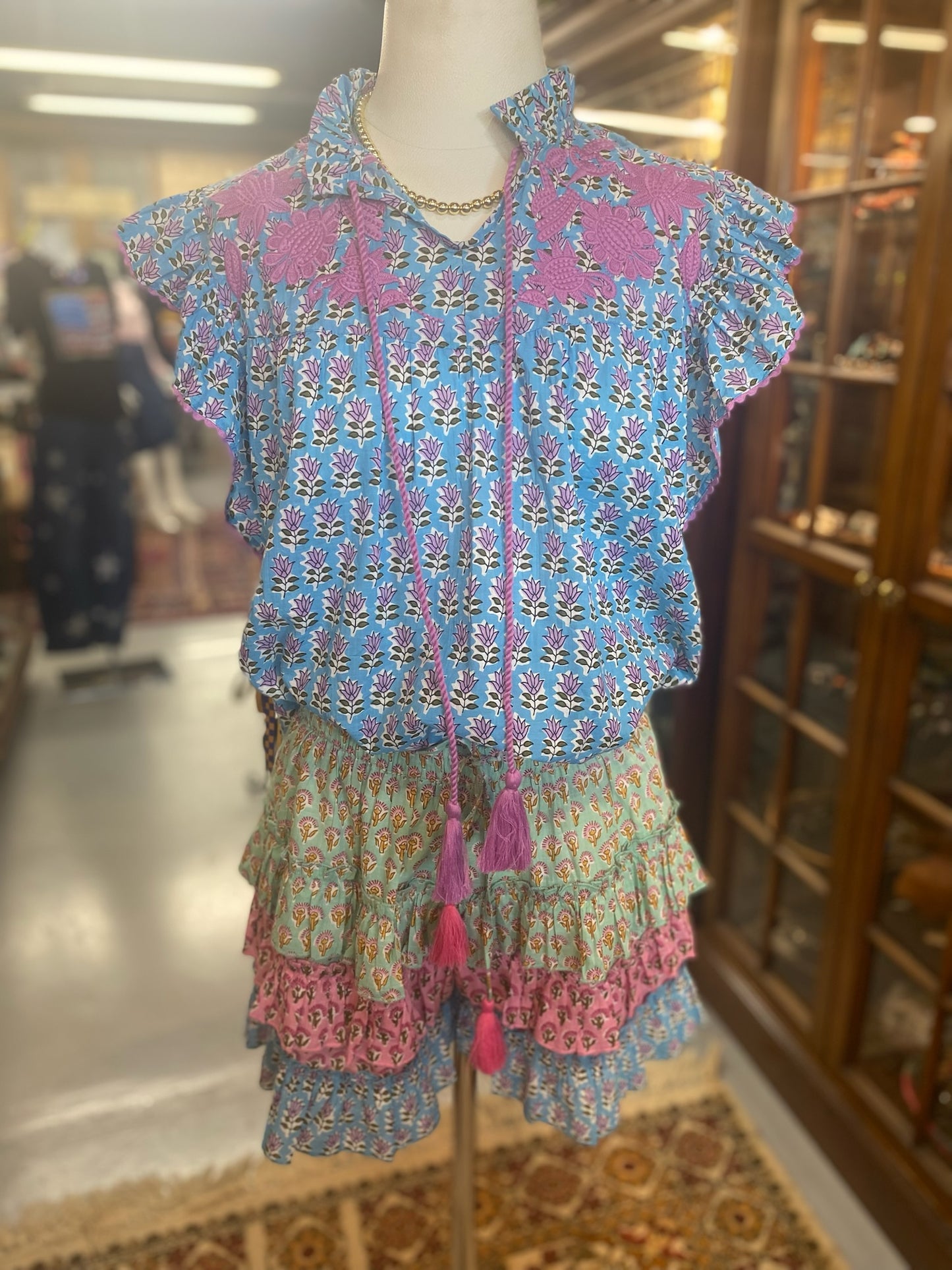 Linda Shorts with elastic waist and functioning drawstring