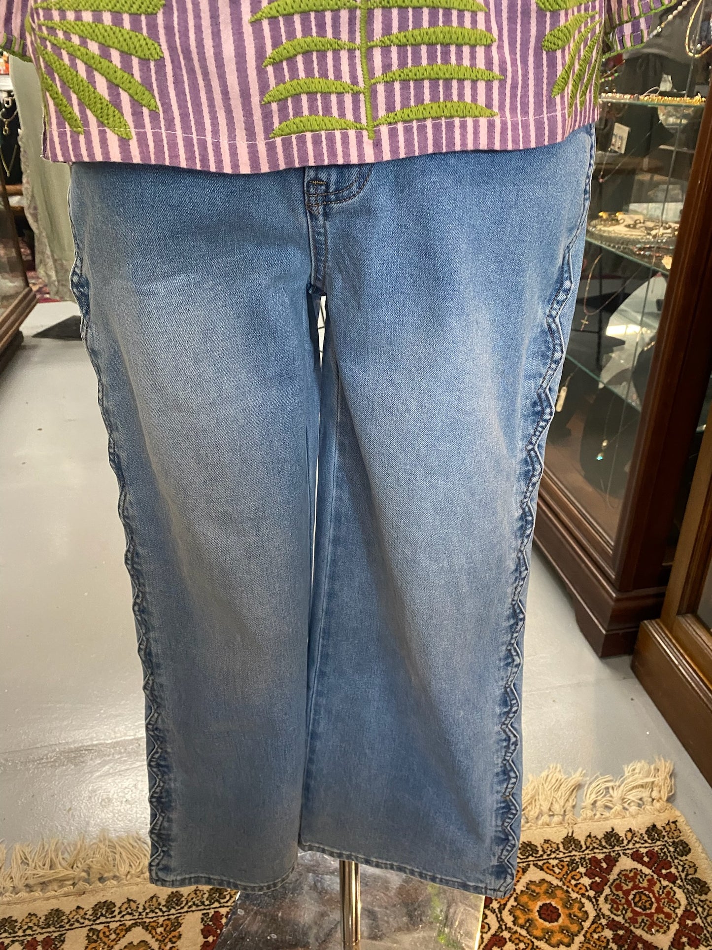 Scallop Side Seam Cropped Wide Leg Jeans in Medium Wash