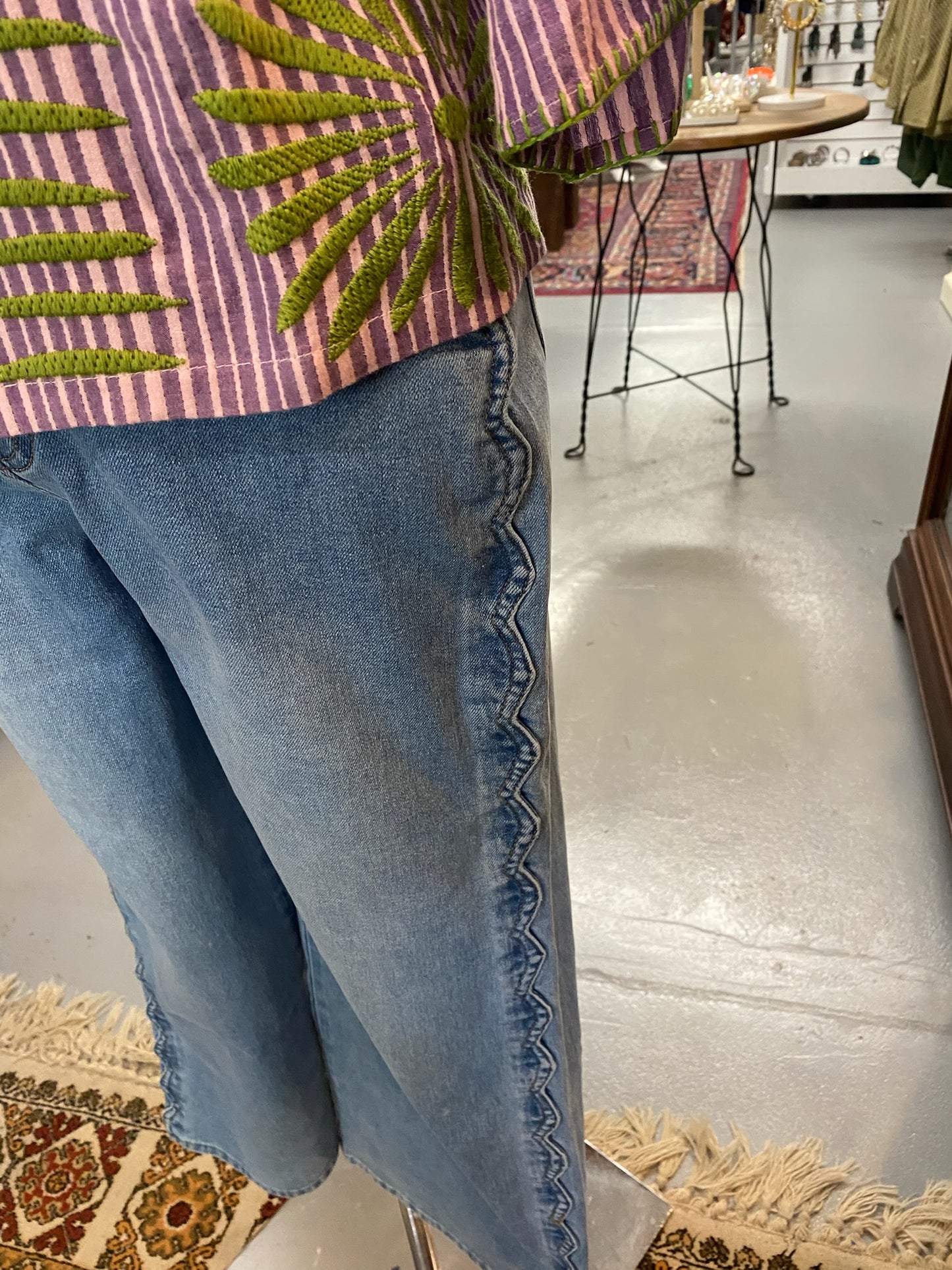 Scallop Side Seam Cropped Wide Leg Jeans in Medium Wash