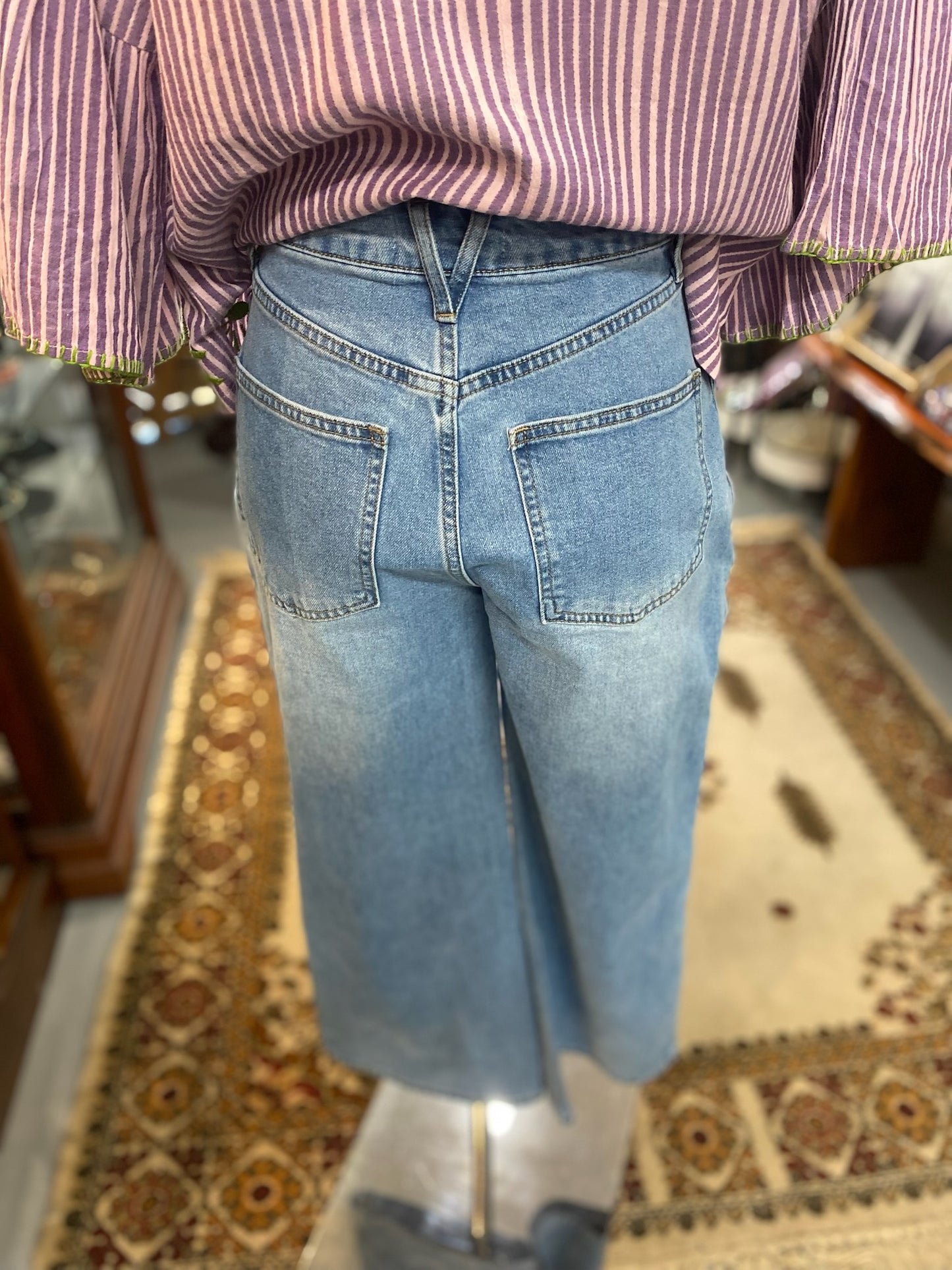 Scallop Side Seam Cropped Wide Leg Jeans in Medium Wash