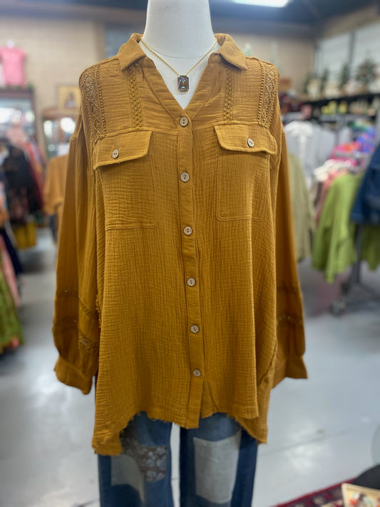 Shark bite Top in camel with wooden buttons and pockets