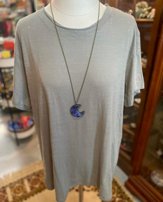 slate cotton basic tee with distressed shoulder detail displayed on mannequin